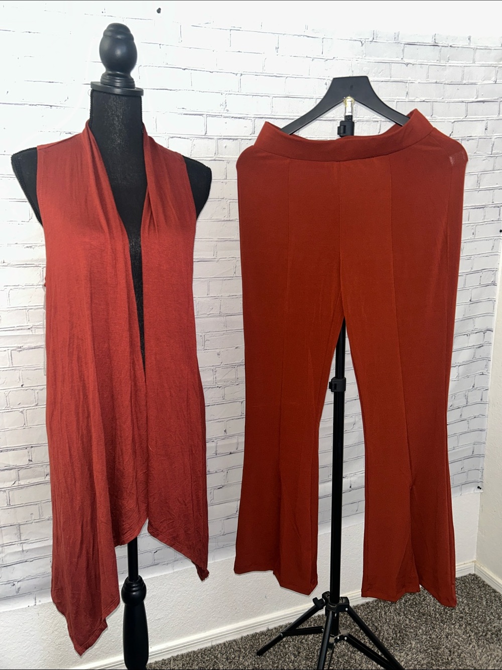NWT Zenana Women's Rust Wide-Leg Pants & Sleeveless Drape Vest Set. Size lg/ xl